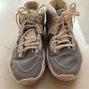 Nike | Kyrie 8.5 Infinity TB Sneakers Wolf Grey White | DO9616-001 | Size 8.5.